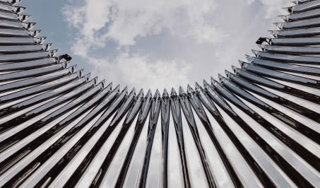 Tę instalację nadmuchiwali londyńczycy! Oskar Zięta przedstawił nową stalową rzeźbę! 