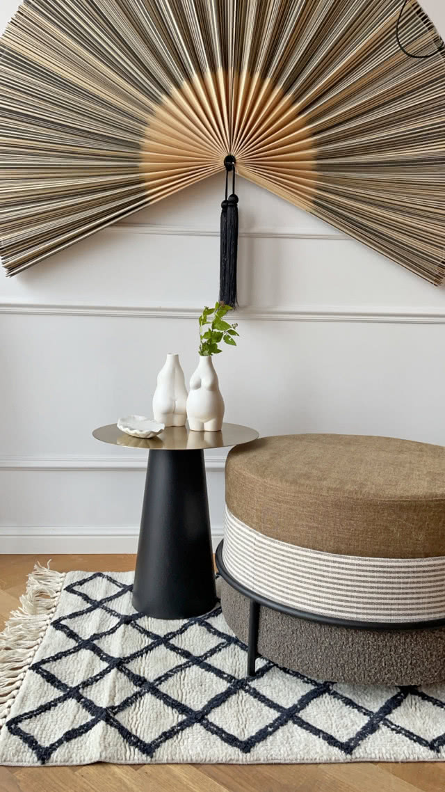 japoński wachlarz z bambusa, nad pufem i stolikiem