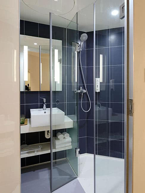 fragment łazienki z prysznicem