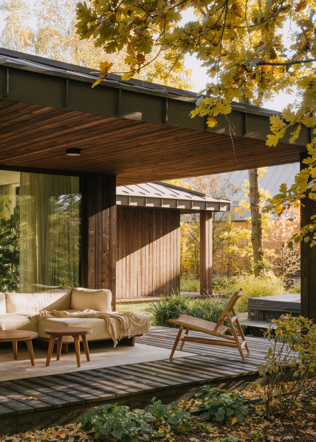 taras z fotelami pod okapem