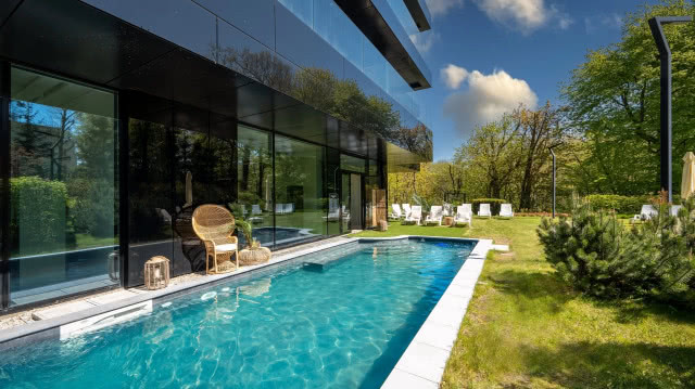 wąski basen na trawie