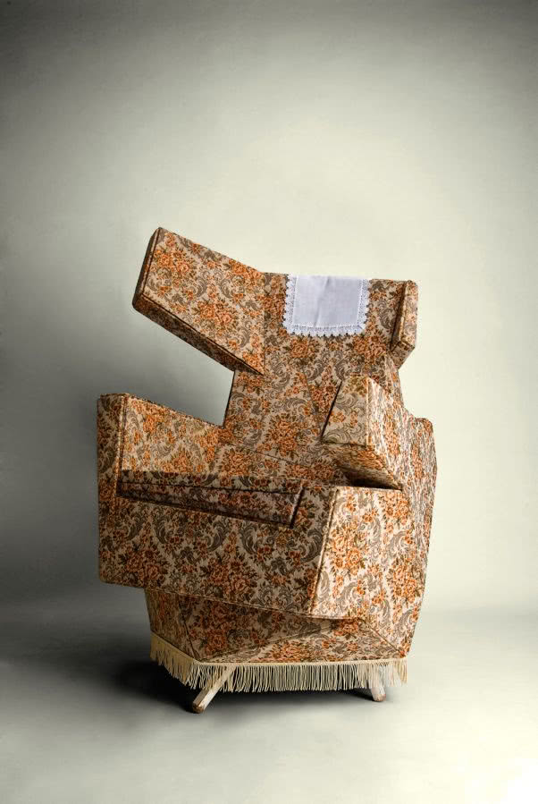 Dziwaczną kanciastą formę fotela pokrywają...