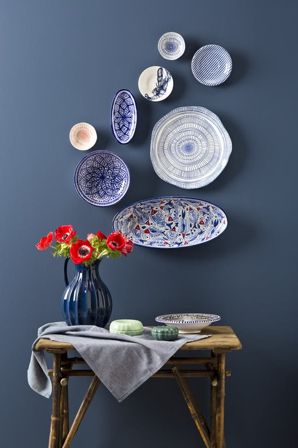 biało granatowe talerze na tle ściany navy blue