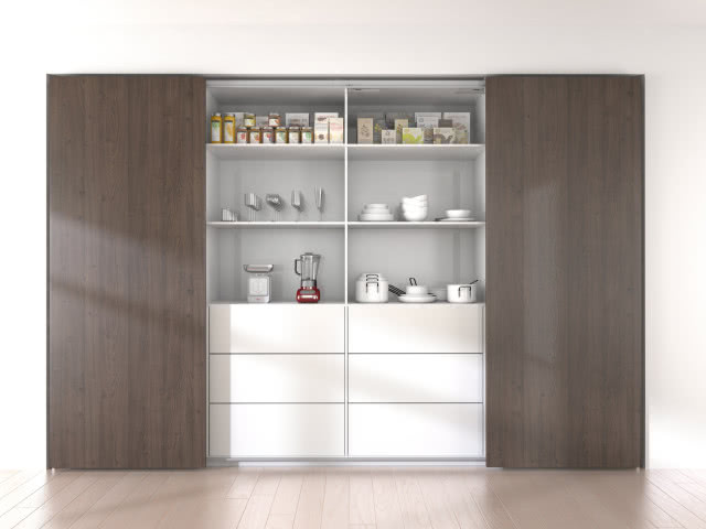 drewniane drzwi przesuwne, białe szuflady, blender, waga kuchenna, garnki, talerze, miseczki, kubki, kieliszki artykuły spożywcze