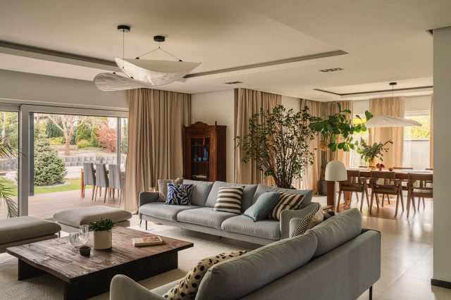 duża szara sofa w salonie