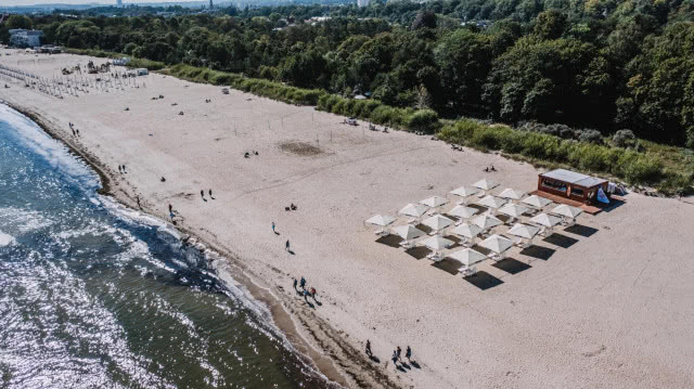 bar na plaży widziany z lotu ptaka