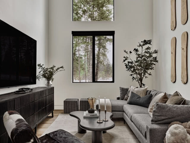 sofa, na przeciw tv, na wprost okna