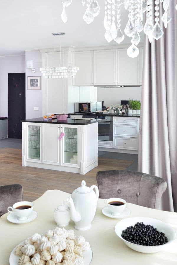 W wyspie kuchennej jest szafka z przeszklonymi...