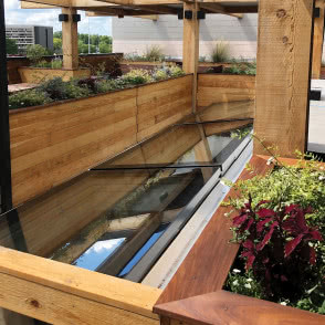 Okna do dachów płaskich w nadmorskich restauracjach w USA