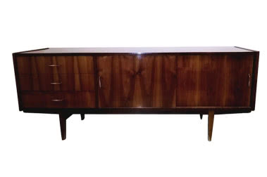 Długie komody na niskich nóżkach, popularne w okresie PRL-u potocznie nazywano: