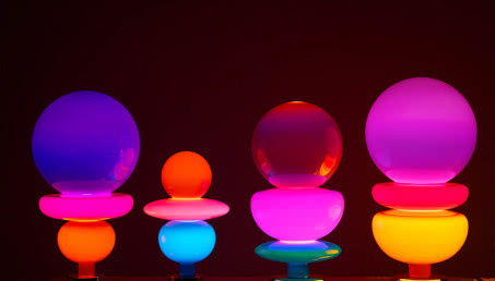 Rzeźby świetlne Michała Korchowca: non stop kolor