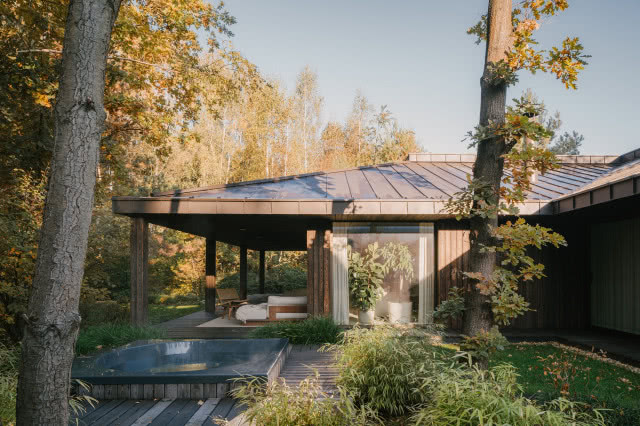 dom z tarasem widziany z daleka