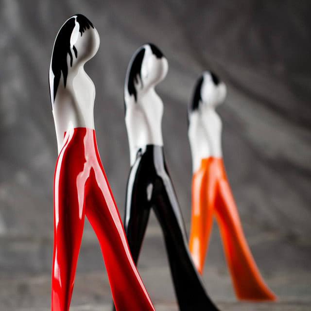 figurki przedstawiające dziewczynę