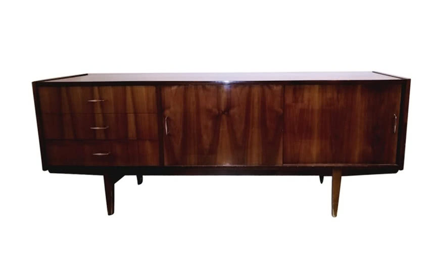 Długie komody na niskich nóżkach, popularne w okresie PRL-u potocznie nazywano: