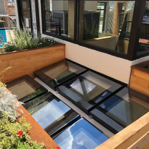 Okna do dachów płaskich w nadmorskich restauracjach w USA