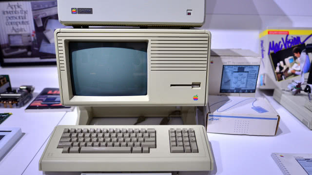 Apple Lisa powstała w latach 80. XX w. Lisa okazała się największą porażką finansową firmy Apple od czasu niepowodzeń Apple III z 1980 r.