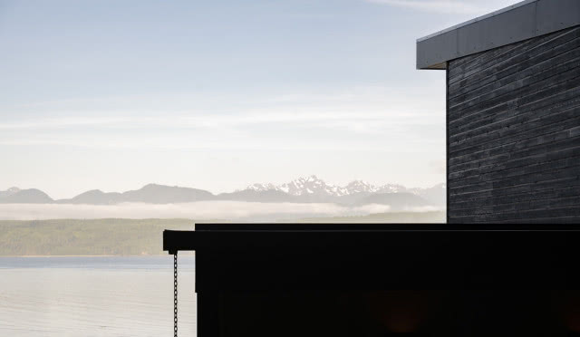 fragment domu na tle ośnieżonych gór