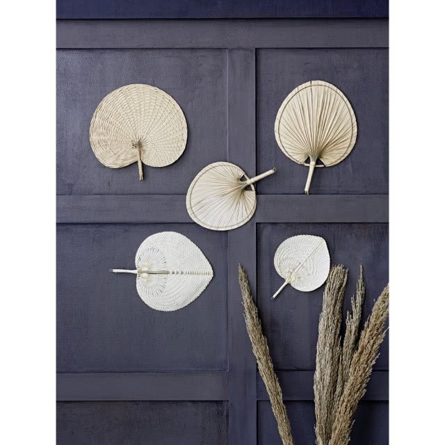 wachlarze balijskie, kompozycja, na granatowej ścianie