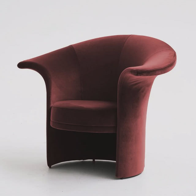 czerwony fotel w kształcie rozwijającego się kwiatu
