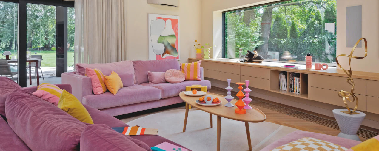 Dom Niny i Jacka pełen emocji i kolorów. Tu rządzi róż i beż