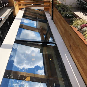 Okna do dachów płaskich w nadmorskich restauracjach w USA