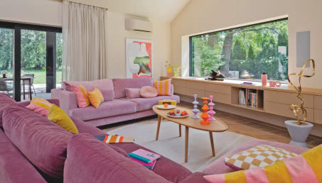 Dom Niny i Jacka pełen emocji i kolorów. Tu rządzi róż i beż