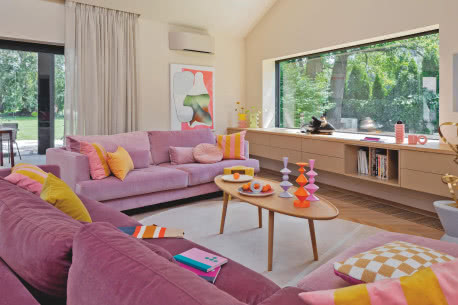 Dom Niny i Jacka pełen emocji i kolorów. Tu rządzi róż i beż