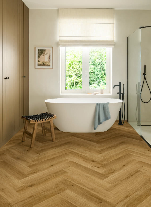 Laminowana jodełka Quick-Step z kolekcji Impressive Design – pierwsza na świecie w stu procentach wodoodporna i cicha w użytkowaniu podłoga