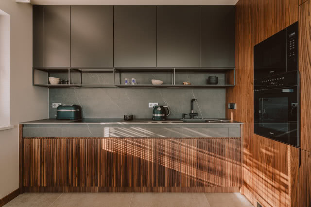 Frezowane fronty kuchenne w drewnie z dodatkiem spieku