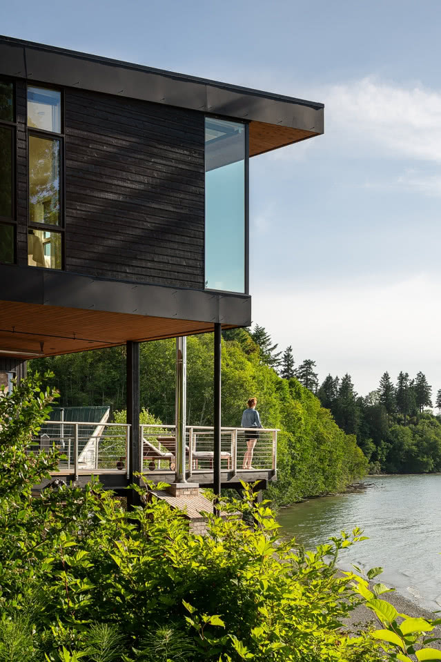 widok z dołu na fragment domu i jeziora