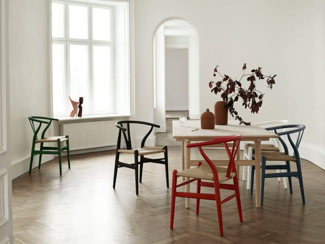 jadalnia z krzesłami