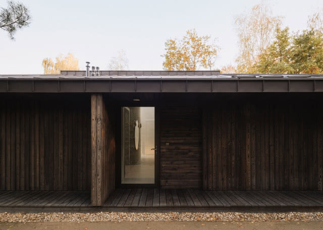 ciemna ścina obłożona sidingiem ze zwęglonego drewna