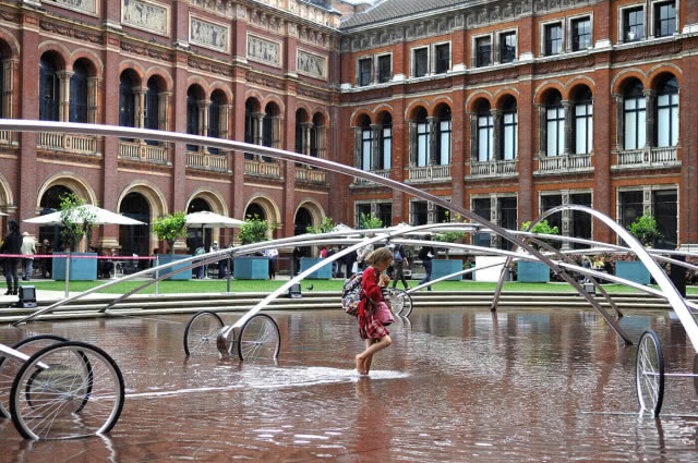 dziecko, w tle instalacja