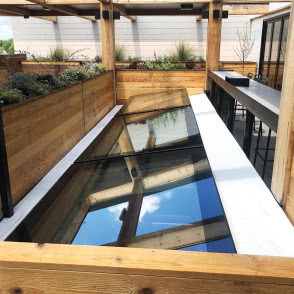 Okna do dachów płaskich w nadmorskich restauracjach w USA