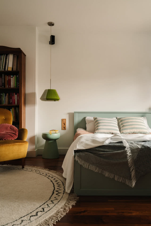 sypialnia zielone łóżko żółty fotel