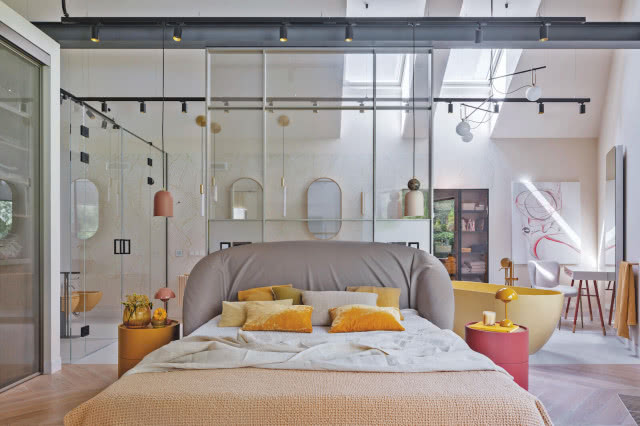 przeszklona ściana w sypialni z łazienką - piękna aranżacja w stylu włoskiego modernizmu