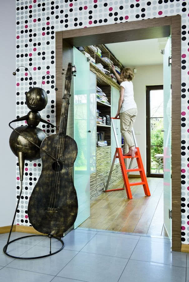 W gabinecie, pomieszczeniu skądinąd poważnym,...