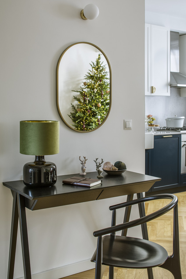 Owalne lustro nad biurkiem