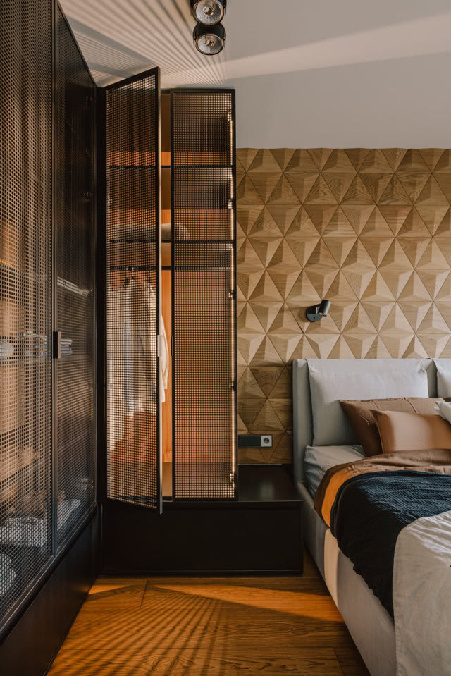 Drewniana ściana w sypialni