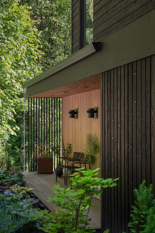 boczny taras i drewniane lamele