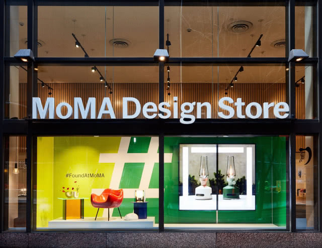 witryna muzeum, na której stoi czerwony fotel