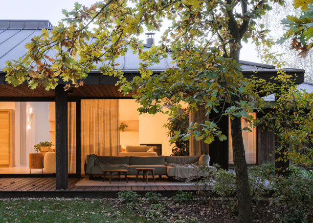 taras i wnętrze domu z zapalonym światłem