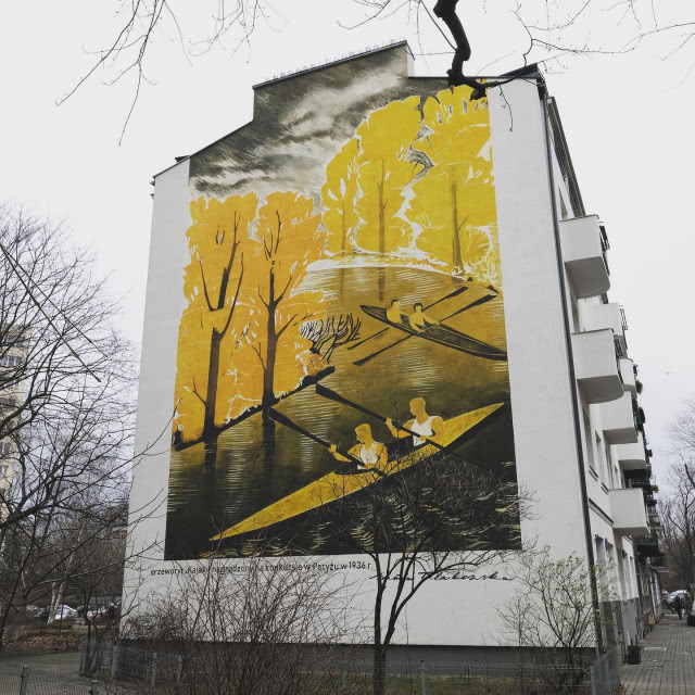 budynek z żółtym muralem