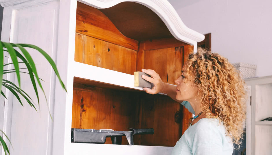 Renowacja szafy: jak odnowić starą szafę? Instrukcja krok po kroku