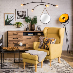 dwa kontrastujące style aranżacji wnętrz – minimalizm i maksymalizm, żółty fotel
