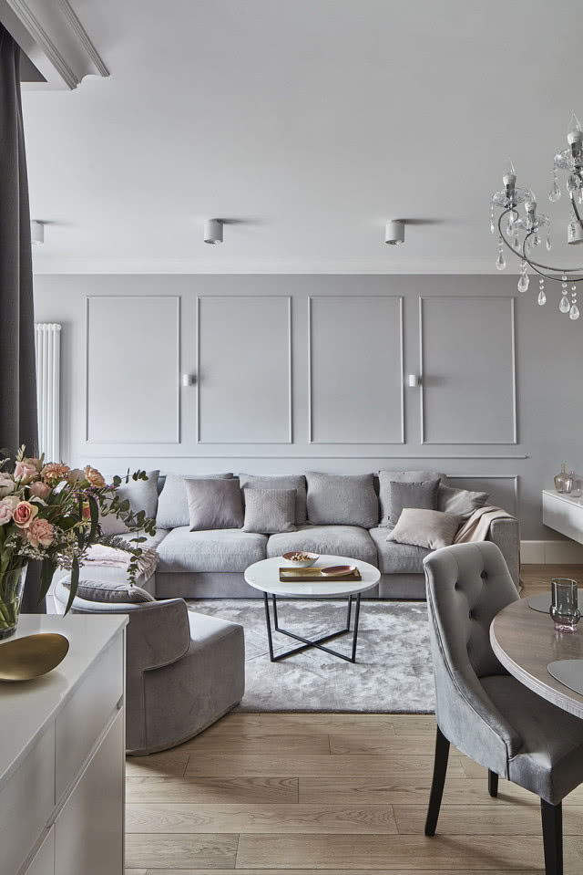 Szara sztukateria w salonie