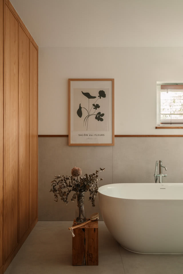 beżowa łazienka z wanną