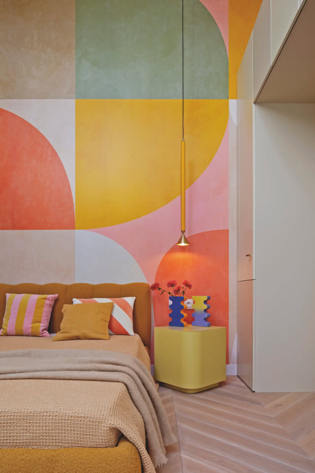 kolorowa tapeta w sypialni 