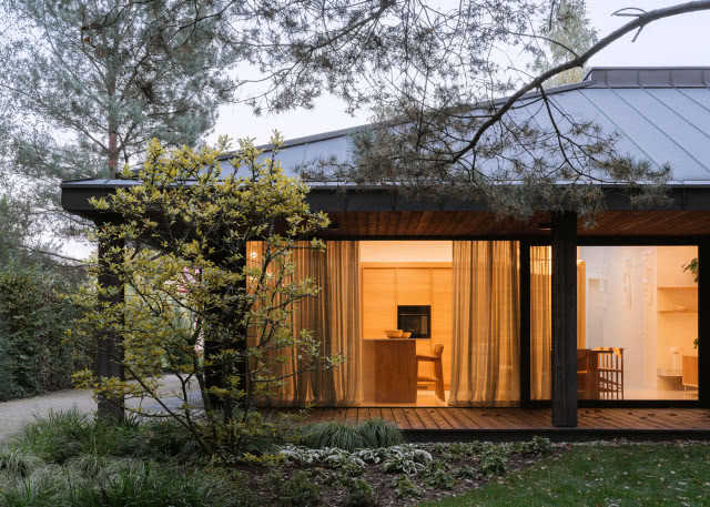 wnętrze domu o zmierzchu z zapalonym światłem