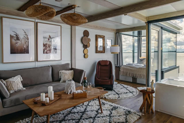 salon z drewnianymi belkami u sufitu